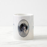Taza De Café Sweet Vintage Christmas Angel<br><div class="desc">Hermoso diseño vintage de un ángel de Navidades dulces con alas blancas suaves y mejillas rosadas, sosteniendo su cara en sus manos. Parece pacífico y amable. El fondo está lleno de nubes etéreas suaves. El texto dice "Navidades 2014" en un lado de la imagen y en el otro dice "Felices...</div>