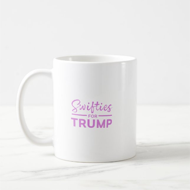 Taza De Café Swifties for Trump T-Shirt (Izquierda)