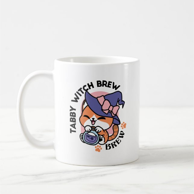 Taza De Café Tabby Witch Brew – Cute Halloween Cat Design (Izquierda)