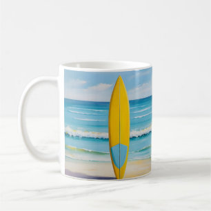 Taza De Café Tabla de surf azul y amarilla en la playa