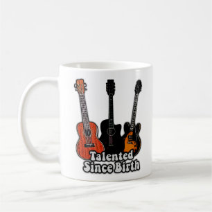 Taza De Café Talentoso desde su nacimiento. guitarras de colore