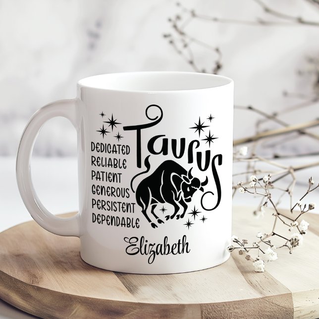 Taza De Café Taurus Zodiac Horoscope Nombre personalizado (Taurus Zodiac Horoscope Custom Name Coffee Mug on a boho wooden kitchen table.)