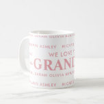 Taza De Café Te Aman Los Nombres Personalizados De Niños De La<br><div class="desc">Digamos que te encantamos con la abuela esta temporada navideña con una taza de regalo personalizada para Navidades con nombres de nietos. Todo el texto de este diseño es editable para que pueda agregar su propio mensaje o texto. Disponible en diversos colores,  estilos y productos.</div>