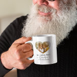 Taza De Café Te encanta foto del corazón del abuelo.<br><div class="desc">La taza de café personalizada del abuelo con 2 fotos familiares en forma de corazón lindo,  las palabras "te queremos abuelo" y los nombres de los nietos. ¡Se puede cambiar a cualquier relación!</div>