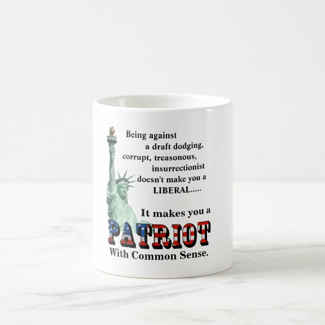 Taza De Café Te hace un PATRIOTA con sentido común (Centro)