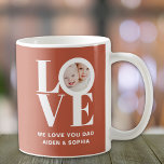 Taza De Café Te queremos papá, el día personalizado del padre d<br><div class="desc">Esta foto de We Love You Dad Photo Mug está decorada con la palabra LOVE en tipografía blanca sobre un fondo rojizo. Personalizable fácil con tu foto y nombre. Hace un gran regalo del Día del Padre.</div>