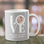 Taza De Café Te queremos papá Personalizado foto Día del Padre<br><div class="desc">Esta foto de We Love You Dad Photo Mug está decorada con la palabra LOVE en tipografía blanca sobre un fondo gris. Personalizable fácil con tu foto y nombre. Hace un gran regalo del Día del Padre.</div>
