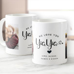 Taza De Café Te quiero Yia Yia Hearts Personalizado Dos Foto<br><div class="desc">Sencillo y dulce taza de café para la abuela: El guión con letras a mano dice NOSOTROS TE AMAMOS YIAYIA con el corazón florecido sobre tus nombres. Personaliza tus dos fotos favoritas y haz de esto un regalo moderno y a la moda para una abuela querida.</div>