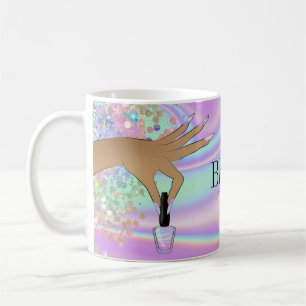 Taza De Café técnico de uñas de mano de mujer en salón holográf