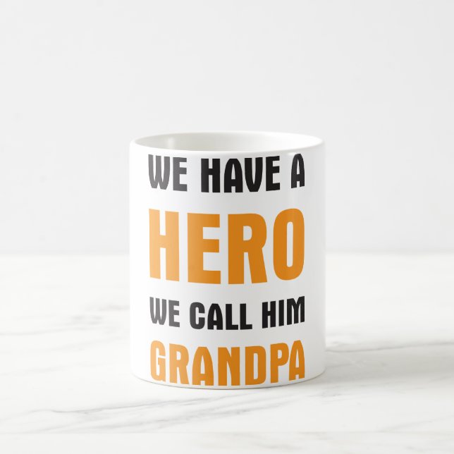 TAZA DE CAFÉ TENEMOS UN HÉROE QUE LO LLAMAMOS ABUELO (Centro)