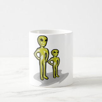 Taza De Café tenga una bebida con sus amigos extranjeros