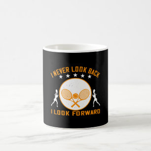 Taza De Café Tenis - Nunca miro atrás Miro hacia adelante