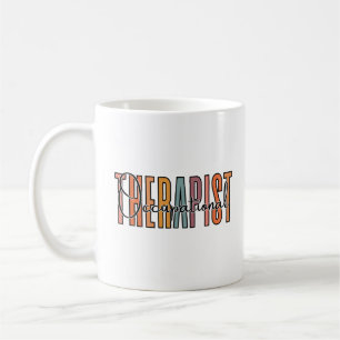 Taza De Café Texto colorido del terapeuta ocupacional
