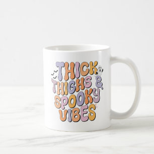 Taza De Café Thick Thighs y Spooky Vibes