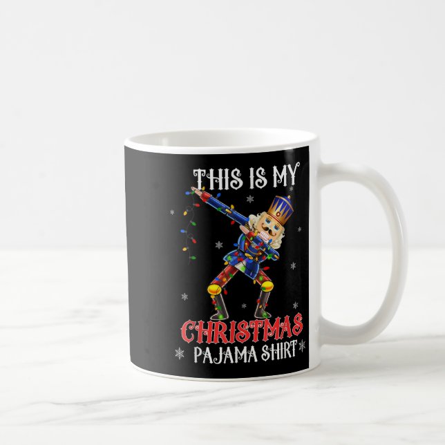 Taza De Café This Is My Christmas Pajama Shirt Dabbing Nutcrack (Derecha)