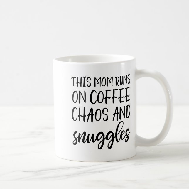 Taza De Café This Mom Runs On Coffee Chaos And Snuggles  (Derecha)