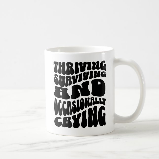 Taza De Café Thriving Surviving Occasionally Crying Funny (Derecha)