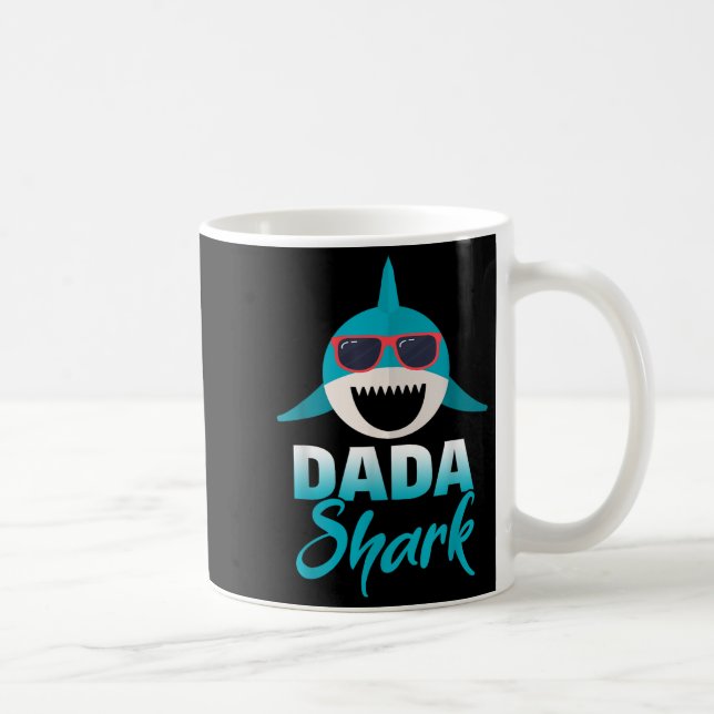 Taza De Café Tiburón de Dada llevando a papá de Guay Sungles (Derecha)