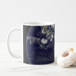 Taza De Café Tierra Completa Que Muestra Tormentas Tropicales E