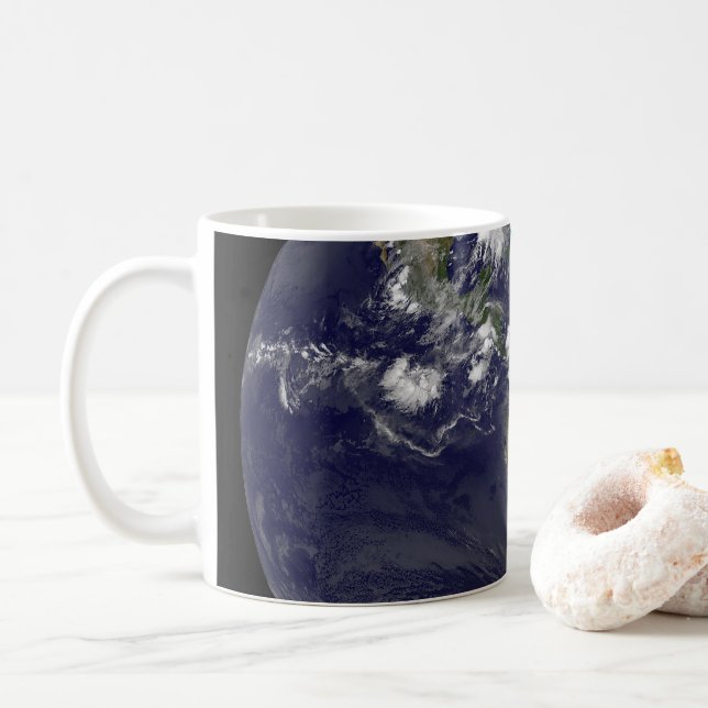 Taza De Café Tierra Completa Que Muestra Tormentas Tropicales E (Con donut)