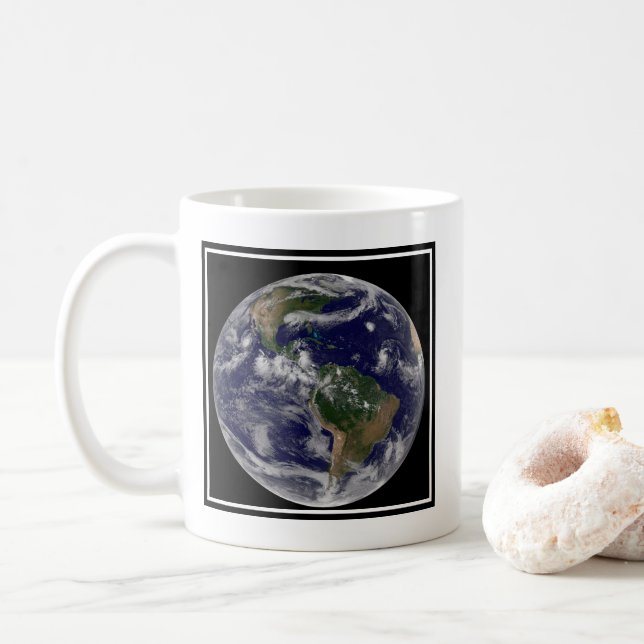 Taza De Café Tierra Completa Que Muestra Varios Sistemas De Tor (Con donut)