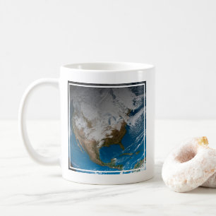 Taza De Café Tierra Fuerte con nubes simuladas sobre Norteaméri