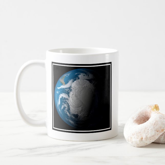 Taza De Café Tierra Fuerte Que Muestra Nubes Simuladas Sobre La (Con donut)