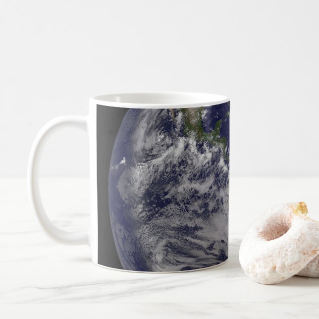 Taza De Café Tierra Llena Con El Huracán Irene En La Costa Este (Con donut)