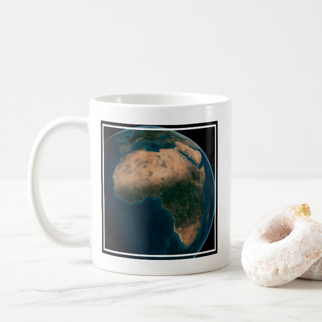 Taza De Café Tierra Llena Desde El Espacio Sobre El Continente  (Con donut)