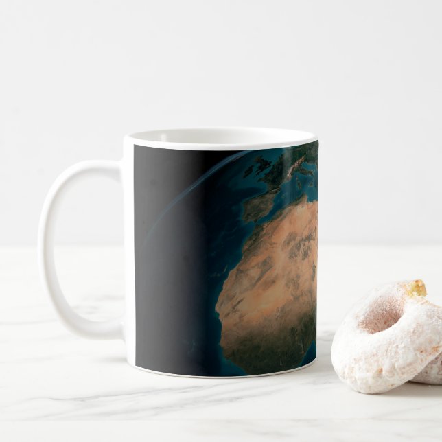 Taza De Café Tierra Llena Desde El Espacio Sobre El Continente  (Con donut)