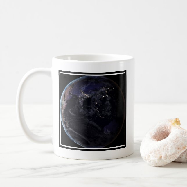 Taza De Café Tierra Llena Que Muestra Luces De Asia Por La Noch (Con donut)