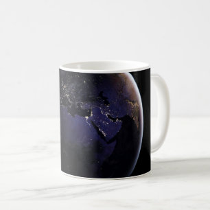 Taza De Café Tierra Llena Que Muestra Luces De La Ciudad De Eur