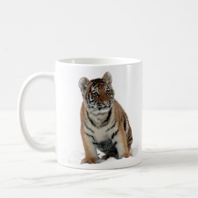 Taza De Café Tiger Cub in the Snow Photograph (Izquierda)