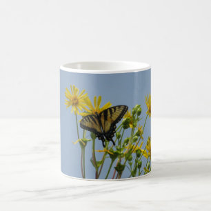 Taza De Café Tigre del este Swallowtail en margaritas amarillas
