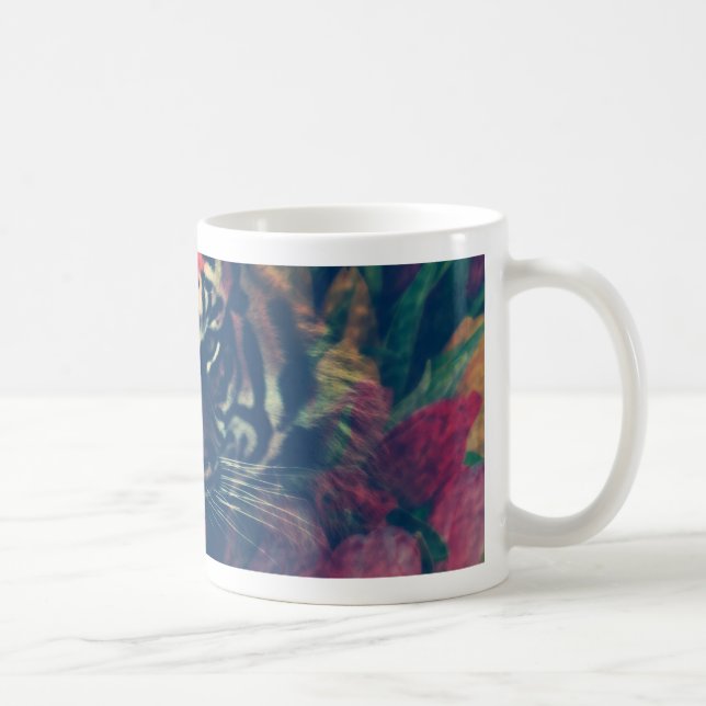 Taza De Café Tigre en el campo floral (Derecha)