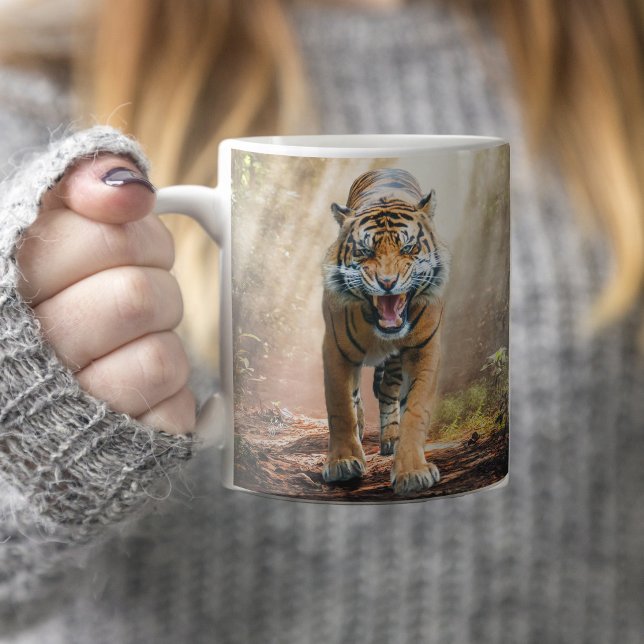Taza De Café Tigre rugiendo en un Bella Artes de la selva (Subido por el creador)