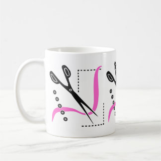 Taza De Café Tijeras, hilo ocupado y botones cosiendo tema