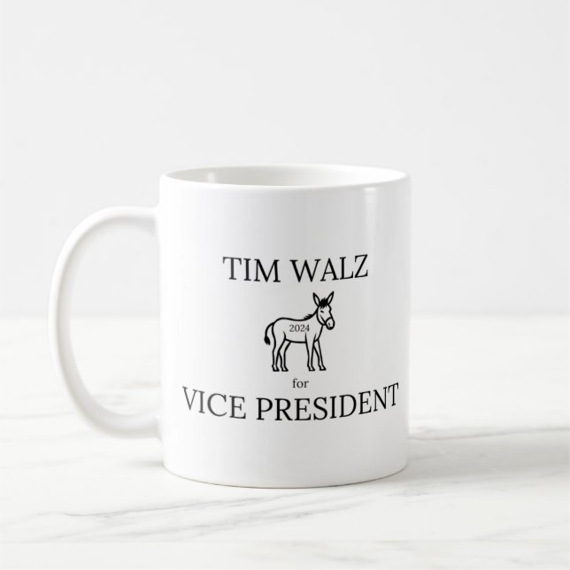 Taza De Café Tim Walz por el vicepresidente Standard Mug (Izquierda)