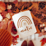 Taza De Café TINLEY Auntie estableció el arcoiris de Boho Terra<br><div class="desc">Esta taza de cerámica tiene un arcoiris de terracota naranja quemado bohemio con un sol en el interior y la palabra "tía" escrita a mano con un cepillo. Esta taza de café es la manera perfecta de anunciar un recién nacido en la familia y hace un gran regalo a tu...</div>