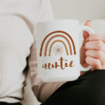 Taza De Café TINLEY Naranja bohemia quemada tía sol arcoiris<br><div class="desc">Esta taza de cerámica tiene un arcoiris de terracota naranja quemado bohemio con un sol en el interior y la palabra "tía" escrita a mano con un cepillo. Esta taza de café es la manera perfecta de anunciar un recién nacido en la familia y hace un gran regalo a tu...</div>