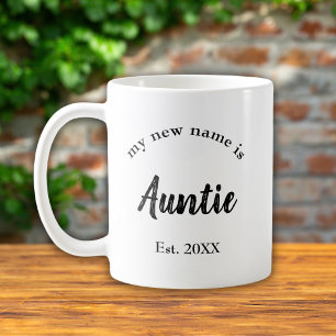 Taza De Café Tipografía de guión Auntie con nuevo nombre