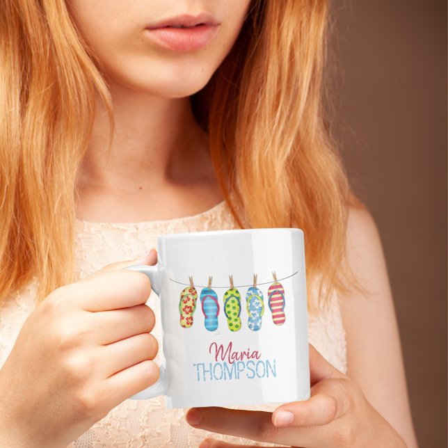 Taza De Café Tipografía de verano personalizada (Custom flip flops whimsical personalized coffee mug.)