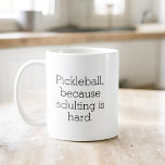 Taza De Café Tipografía divertida de bolas de póleo simple Mini<br><div class="desc">Disfrute de su café con un toque de humor con la tipografía divertida de bolas de bolas de bolas Minimalistas simple de café. Esta elegante taza presenta un diseño limpio y minimalista con ingeniosos dichos de pickleball que le dan una sonrisa en la cara. Fabricado con cerámica de alta calidad,...</div>