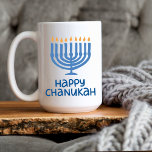 Taza De Café Tipografía divertida | Feliz Chanukah Grande. Jarr<br><div class="desc">Impresión de dos caras con esta tipografía divertida Happy Chanukah 15oz Mug with Colorful Menorah. Diseño moderno y divertido. Apta para microondas y lavavajillas. Diseñado para 15 oz mug / 11 oz mug también está disponible.</div>