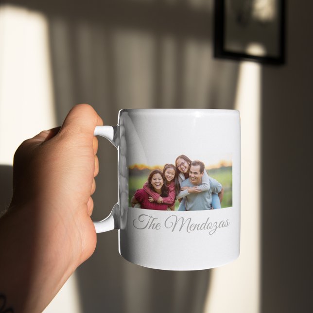 Taza De Café Tira de instantánea de firma (Coffee mug with horizontal photo strip and soft gray script text on a clean white backdrop.)