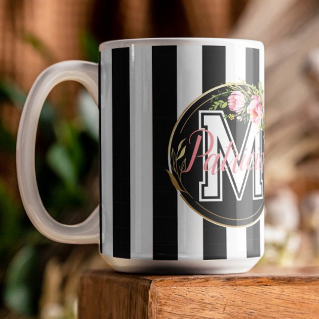 Taza De Café Tiras negras y blancas Tiras rosa Monograma floral (Subido por el creador)