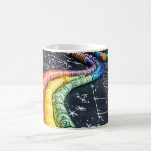 Taza De Café Tiza de colores en una pizarra representa elemento