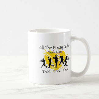 Taza De Café Todas las chicas bonitas caminan como Chritmas est