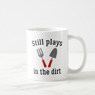 Taza De Café Todavía Juega En La Suciedad
