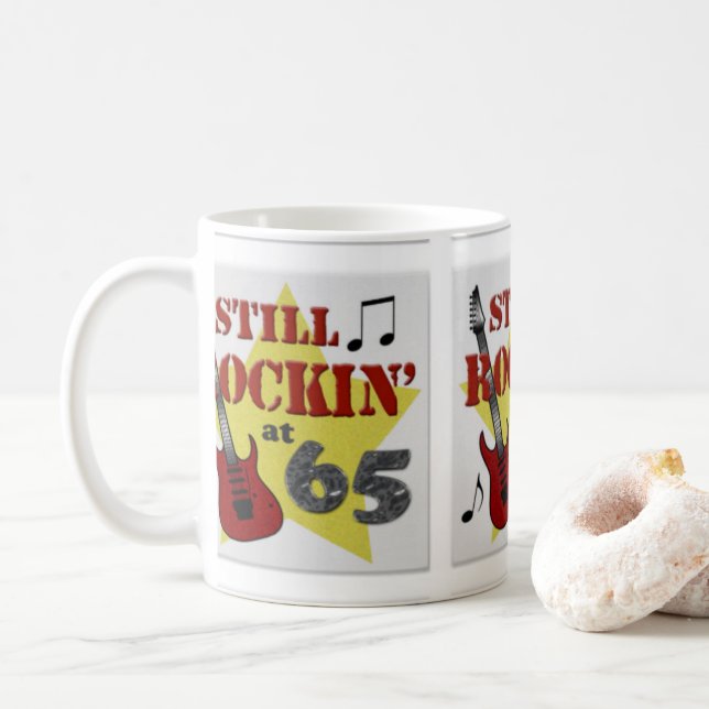 Taza De Café Todavía Rockin' a los 65 (Con donut)